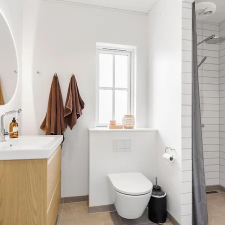 5 Bedroom Cozy Home In Ebeltoft *