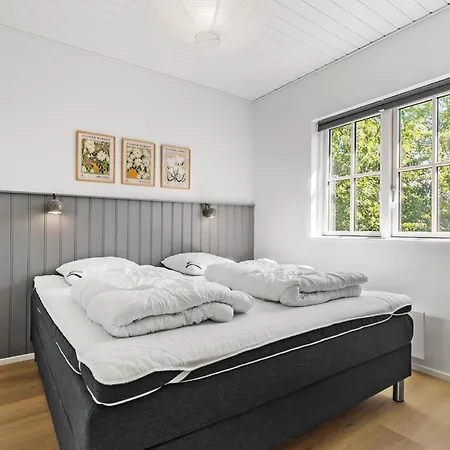 5 Bedroom Cozy Home In Ebeltoft Nyaraló *
